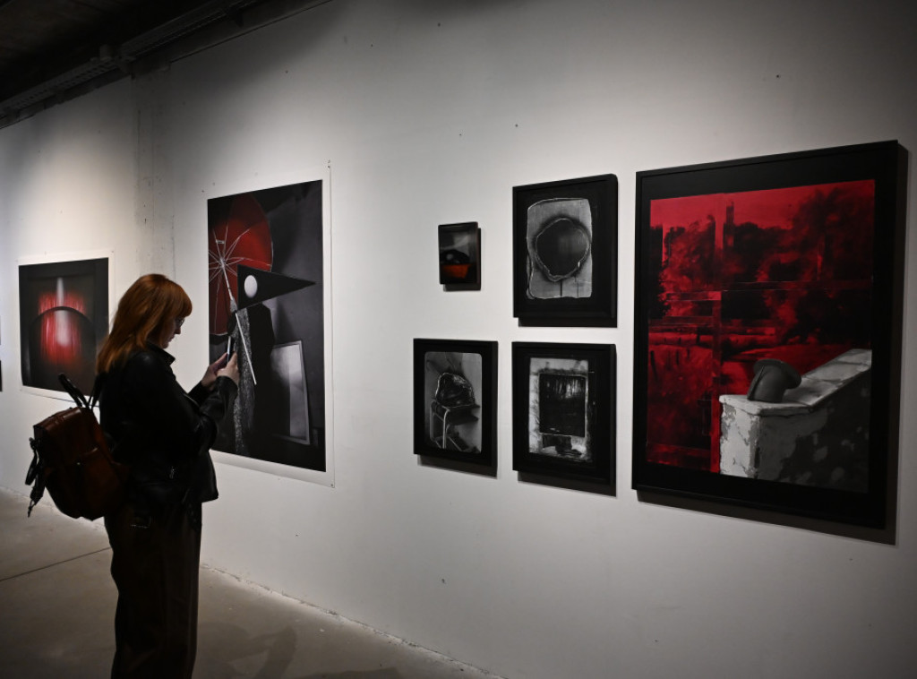 Izložbom “Opsada u sobi“ otvoren Beogradski irski festival u bioskopu Balkan