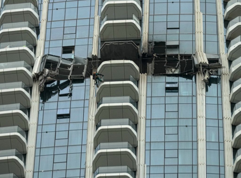 Oštećena zgrada u Dubaiju nakon presretanja projektila