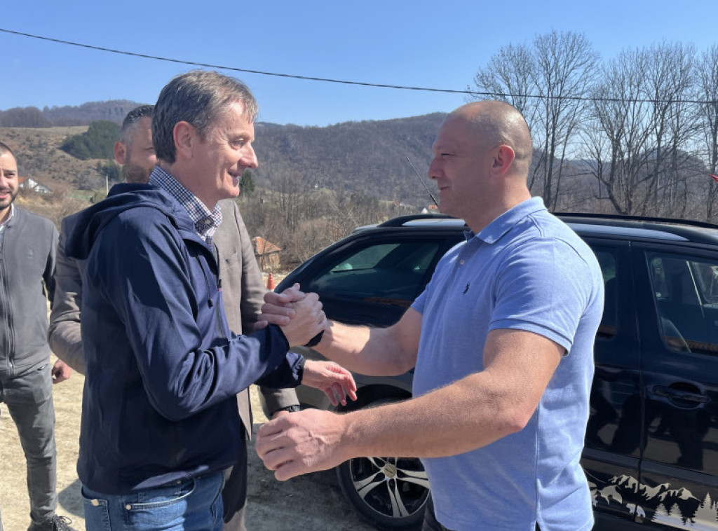 Ministar Glišić posetio selo Zarožje kod Bajine Bašte, sa meštanima razgovarao o infrastrukturnim problemima