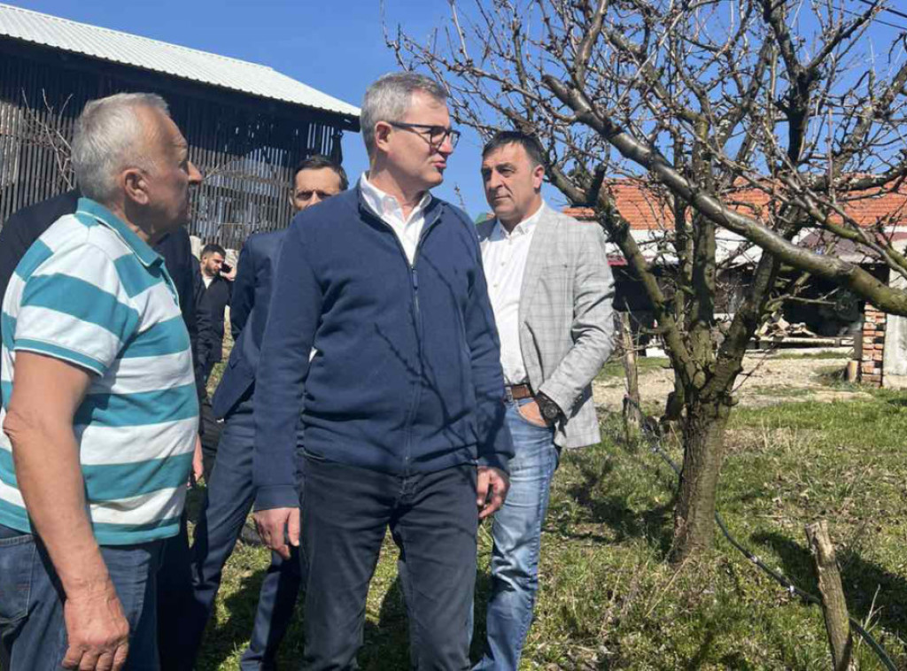 Ministar Glamočić obišao domaćinstvo Bugarinović u Sevojnu: Merama podrške čuvamo život na selu