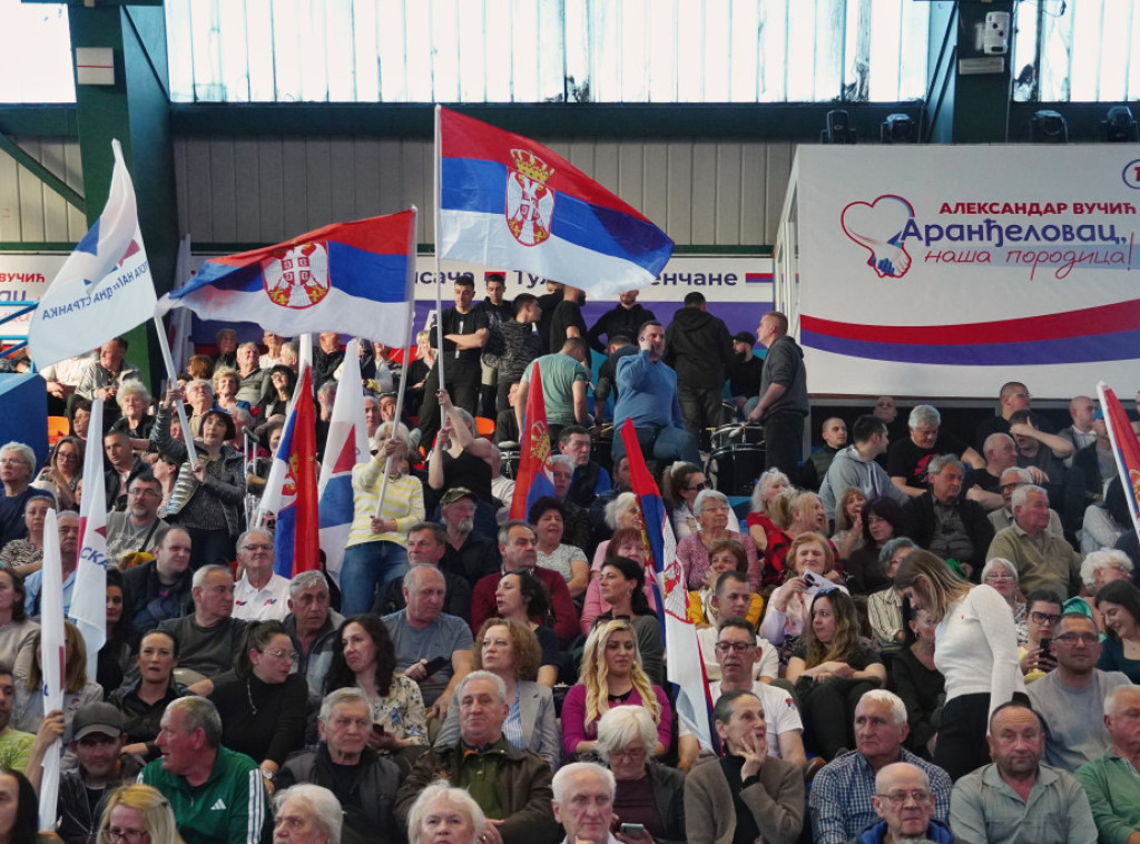 Počeo predizborni skup u Aranđelovcu, obratiće se Vučić