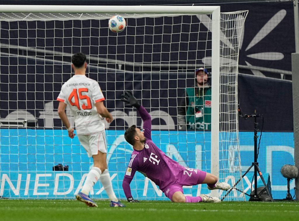 Golman Bajerna Sven Ulrajh neodređeno vreme van terena zbog povrede