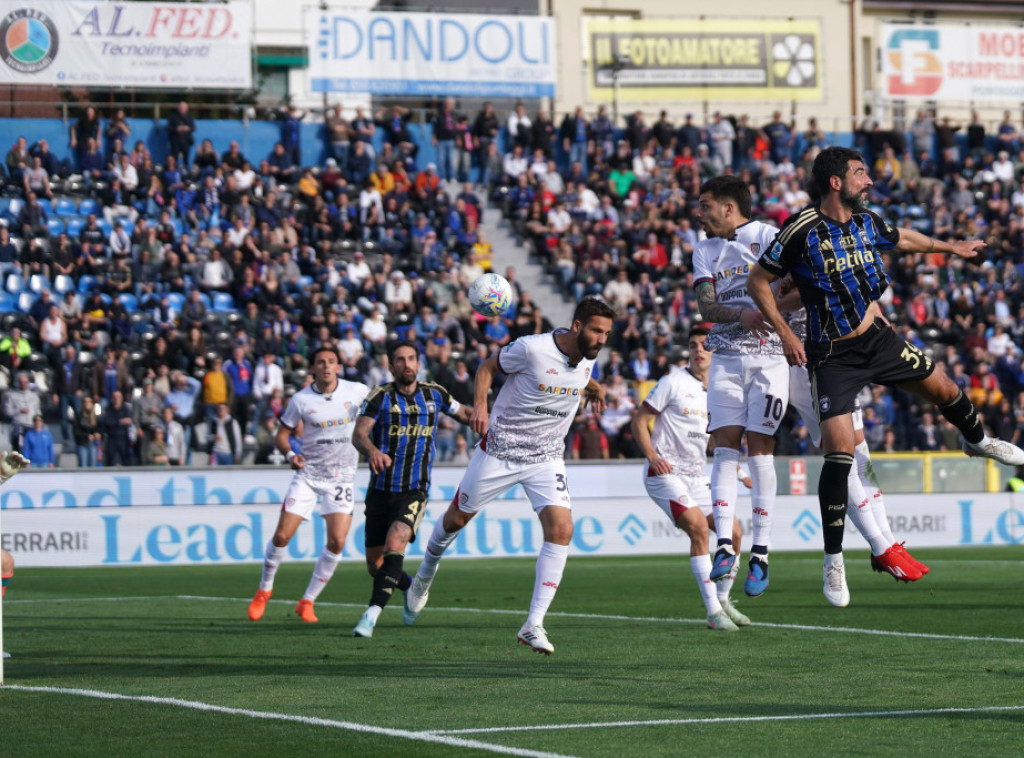 Fudbaleri Bolonje pobedili Sasuolo, Piza nadigrala Kaljari u Seriji A