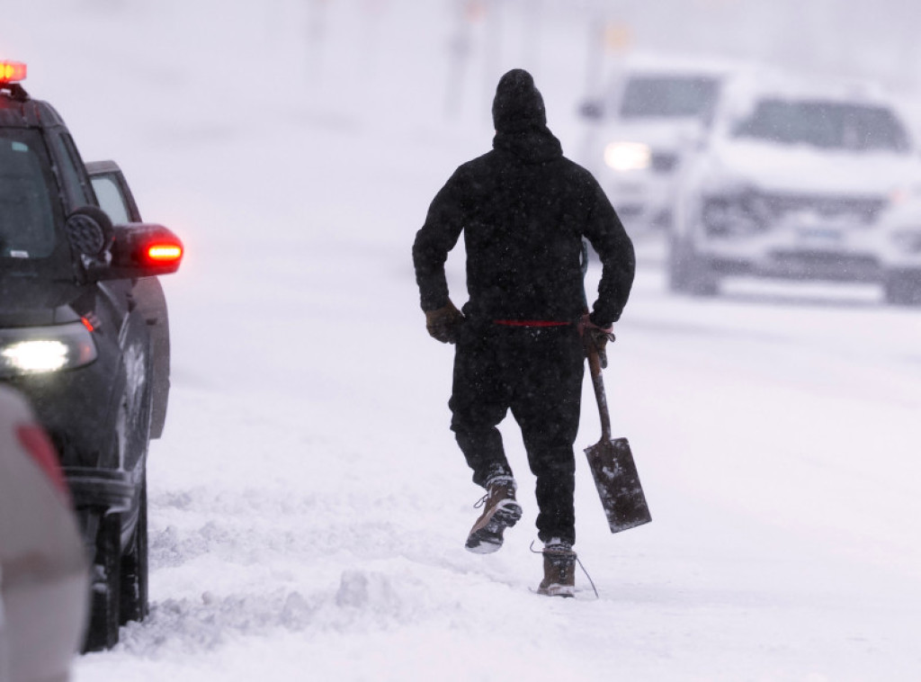 Sneg i jak vetar zahvatili delove SAD, prete grmljavinske oluje i tornada