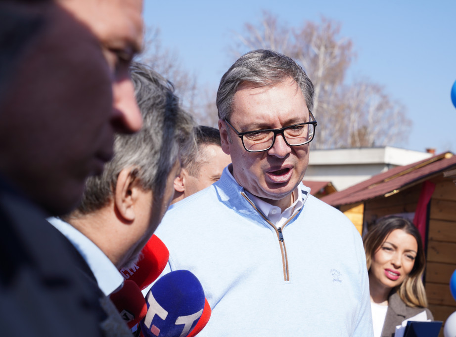 Vučić u poseti porodici Raković kod Sevojna
