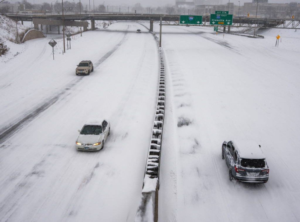 Snažni olujni talas poremetio vazdušni saobraćaj širom SAD
