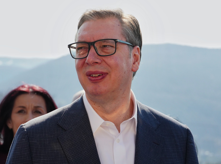 Vučić stigao u Sevojno, gde je organizovano druženje sa penzionerima