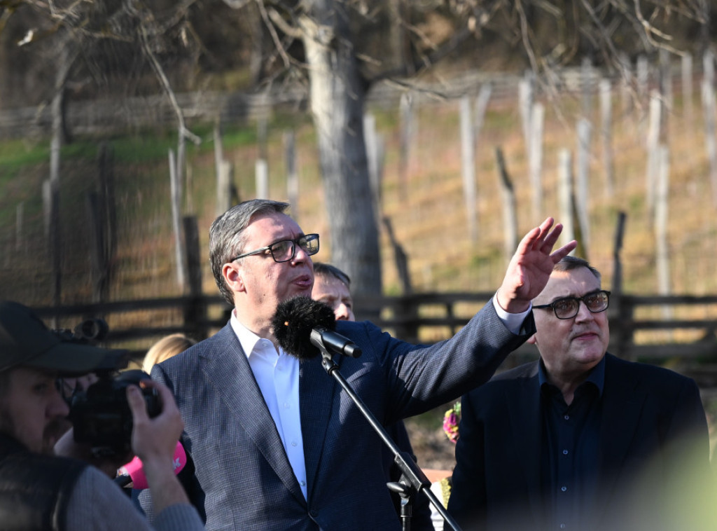 Vučić u selu Kotraža, u Opštini Lučani, razgovara sa meštanima