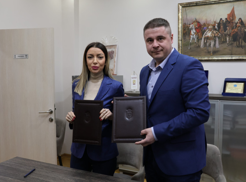 Adrijana Mesarović potpisala je ugovor za rekonstrukciju vodovodne mreže u Guči