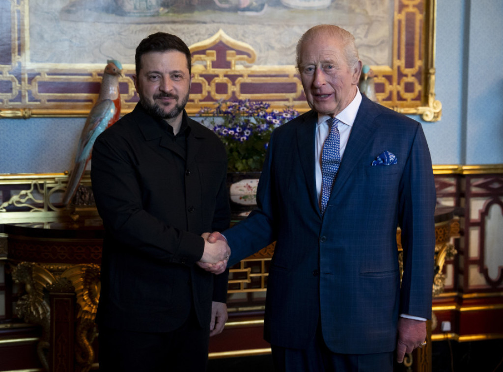 Zelenski poklonio kralju Čarlsu III tablet koji uživo prikazuje borbe na frontu