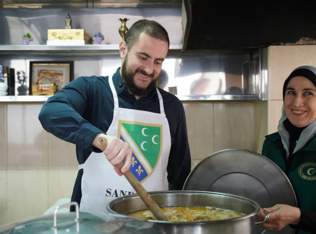 Ministar Zukorlić pripremao i delio iftare u vakufskoj kuhinji