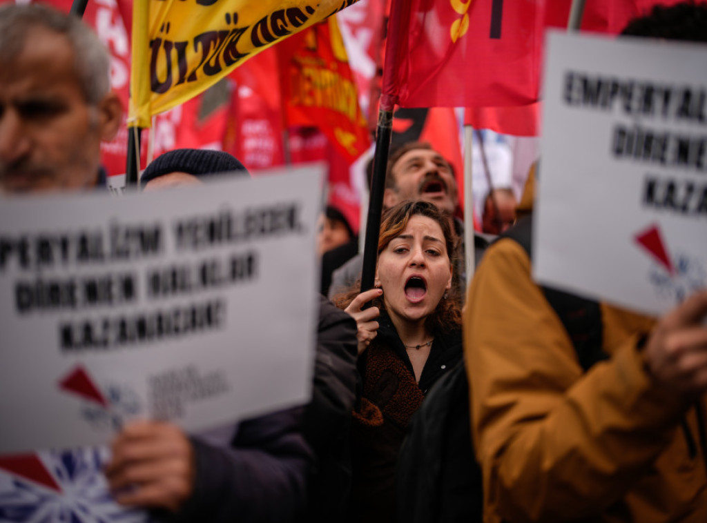 Hiljade ljudi u Istanbulu na protestu obeležilo godišnjicu hapšenja Imamoglua