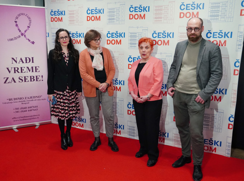 Otvorena humanitarna izložba fotografija žena obolelih od raka dojke Ružičasti kadar