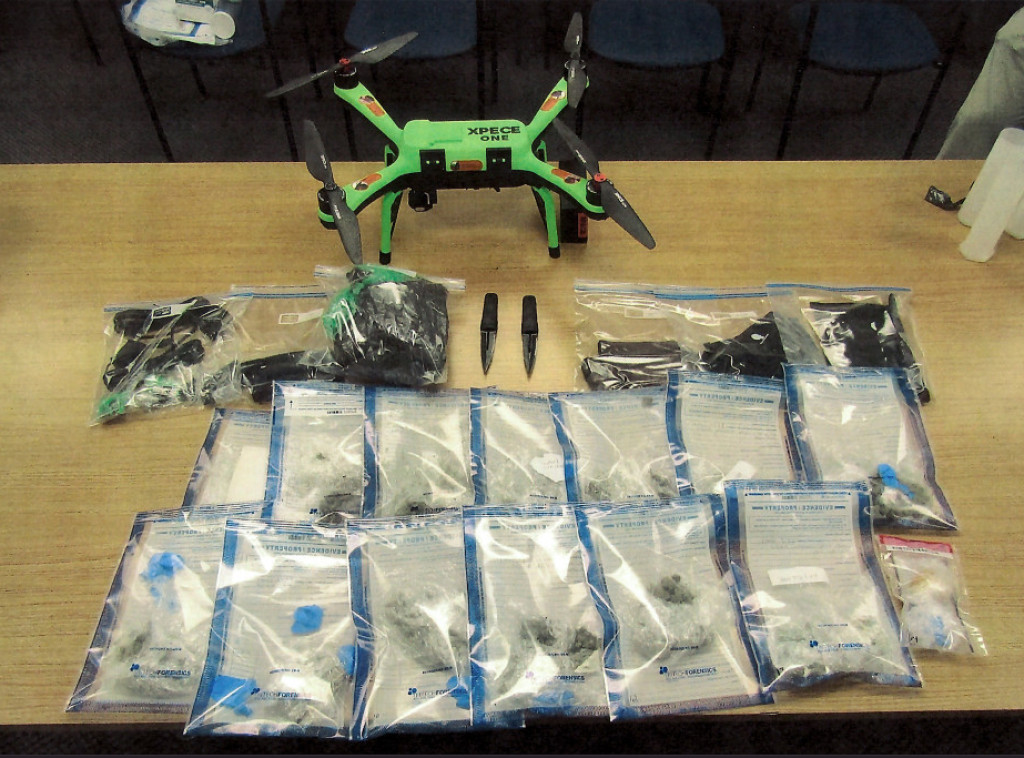 SAD: Dron ispustio paket sa noževima, mobilnim telefonom, fantomkama u zatvor Marsi