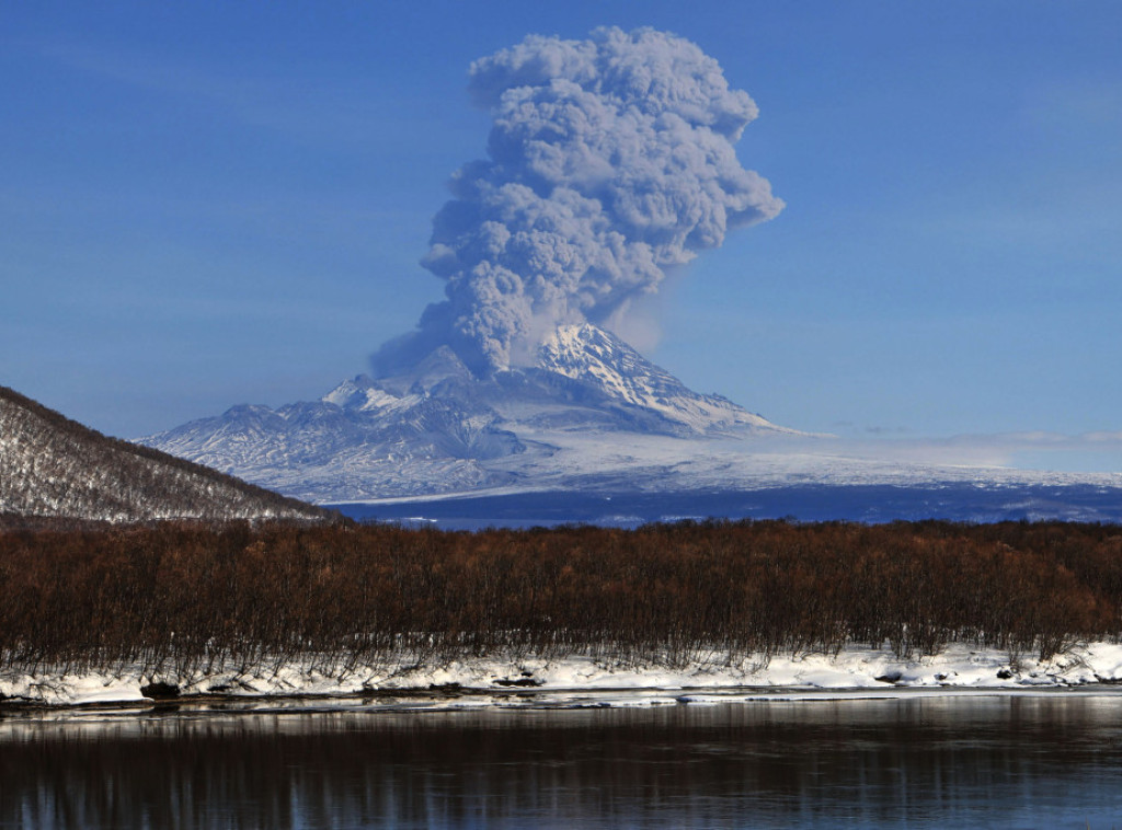 Na Kamčatki je eruptirao vulkan Šiveluč, pepeo dostigao visinu od 11,5 kilometara