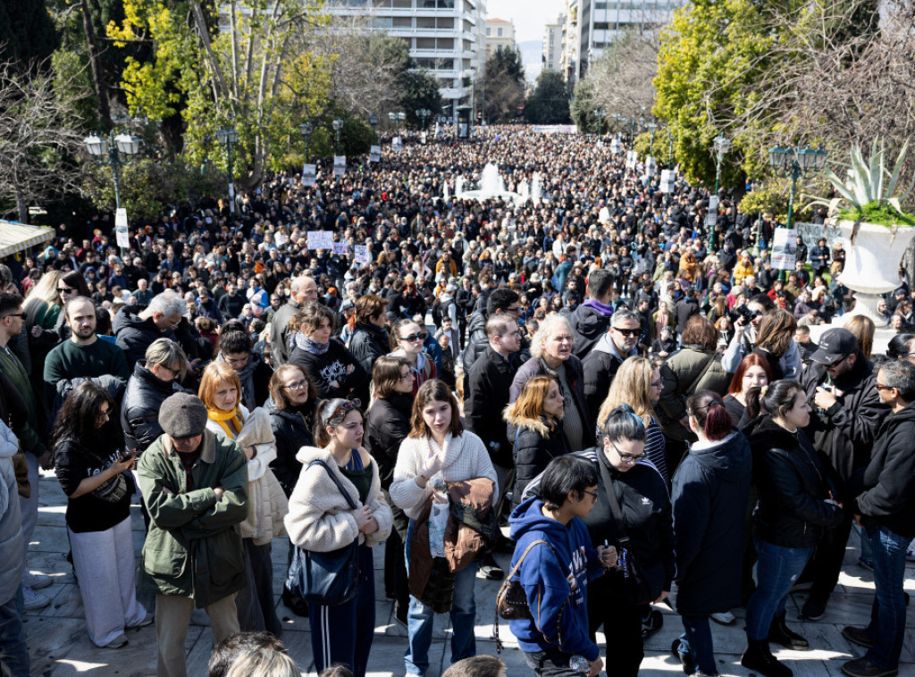 Zdravstveni radnici u Grčkoj štrajkuju i marširaju u Atini