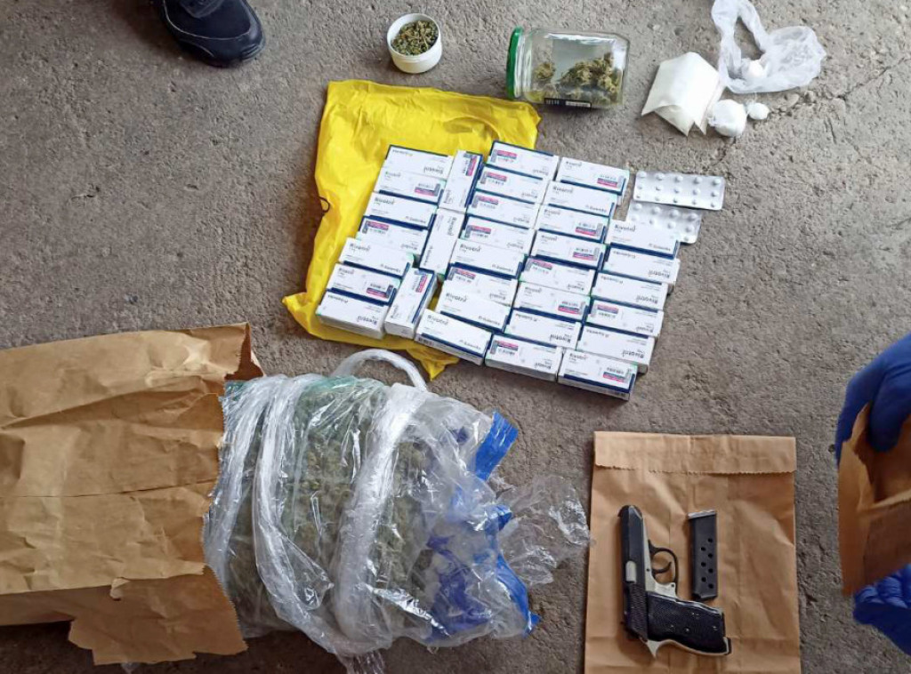 Policija u stanu pronašla razne vrste narkotika i oružje, uhapšen mladić iz Ćuprije