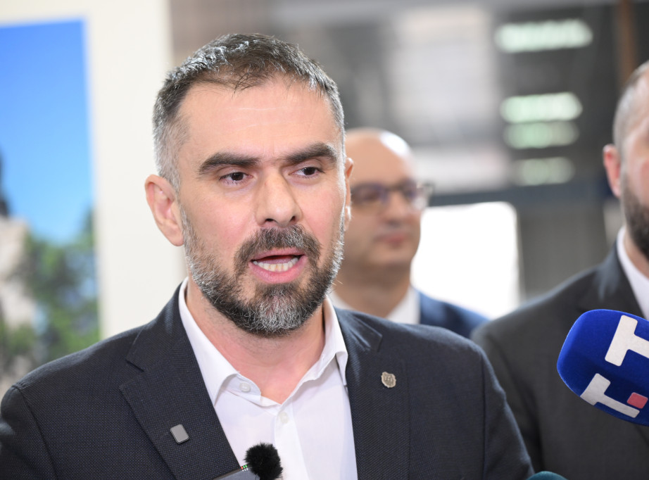 Mićin obišao završne radove na asfaltiranju u Ulici Dragoslava Srejovića u Veterniku