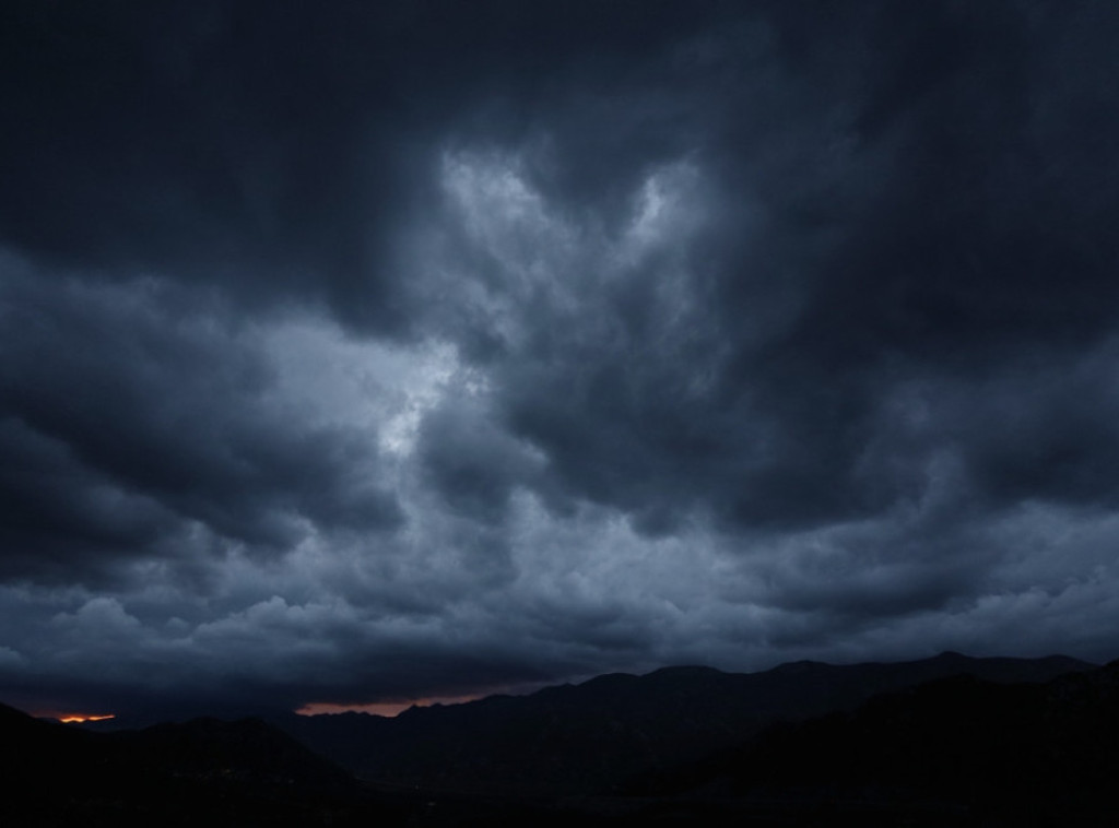 Tokom večeri i noći umereno do potpuno oblačno