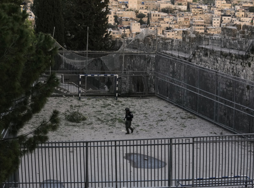 Iran gađao centralni Izrael balističkim raketama, registrovano nekoliko udara