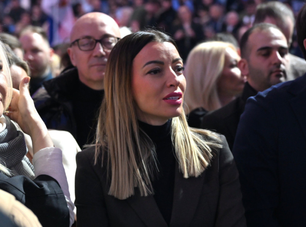 Adrijana Mesarović na skupu u Beogradskoj Areni: Ponosna na građane koji podržavaju mir i stabilnost