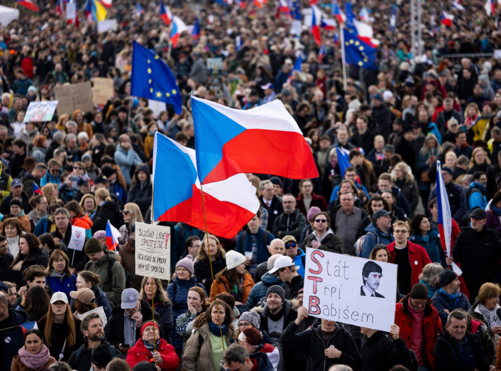 Prag: Antivladini protesti zbog smanjenja vojnih izdataka i pretnji medijima