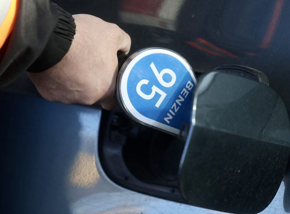 Slovenija: Od ponoći ograničenja točenja goriva - za privatna lica 50, za pravna 200 litara