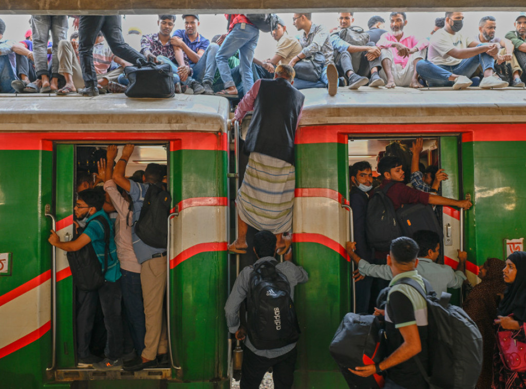 U sudaru voza i autobusa u Bangladešu poginulo 12, povređeno oko 20 ljudi