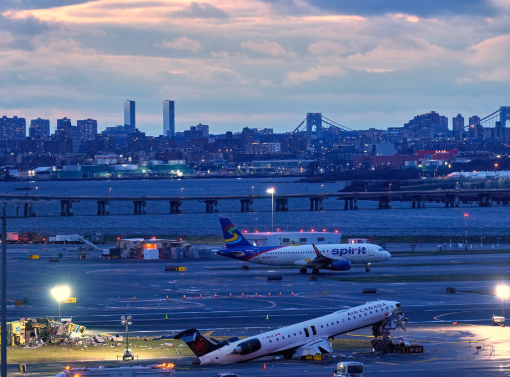 Dva pilota poginula u sudaru aviona i vatrogasnog vozila na aerodromu La Guardija