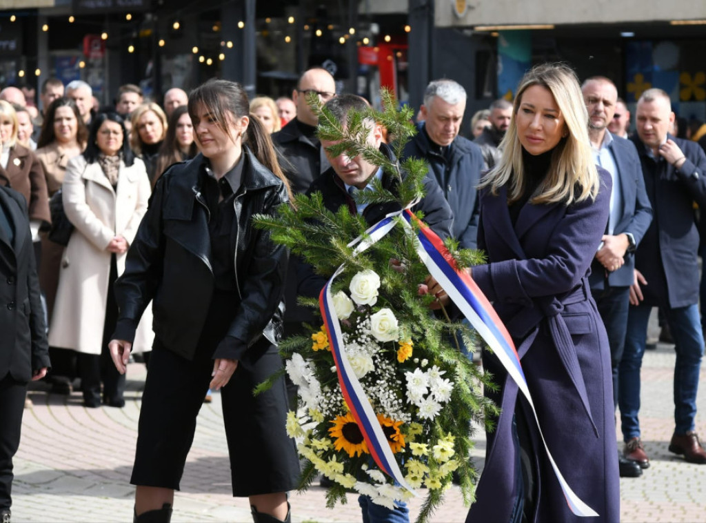 U Kosovskoj Mitrovici komemorativni skup i polaganje venaca povodom godišnjice početka NATO agresije