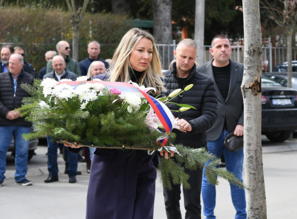 Milica Dakić položila venac na Trgu braće Milić: Rušili su nas, ali nam nisu srušili ponos