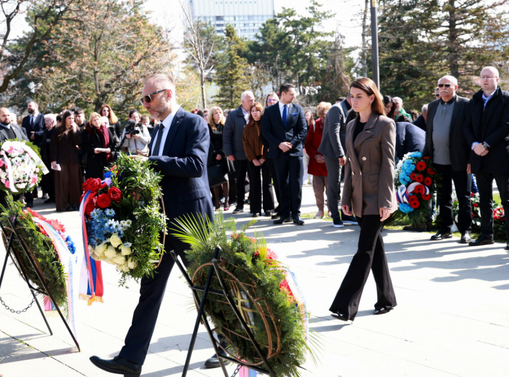 Vesna Vidović položila venac na Spomenik deci stradaloj u NATO agresiji na Tašmajdanu