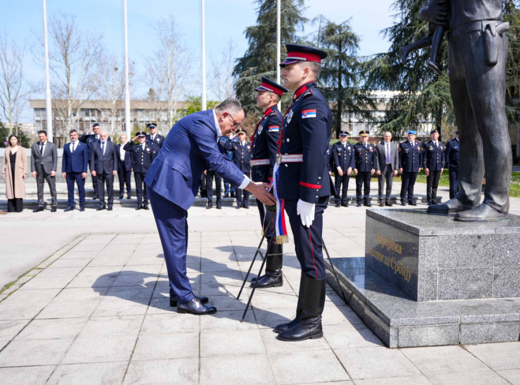 Zagrađanin u ime Dačića položio vence na spomen-obeležje stradalim pripadnicima MUP-a