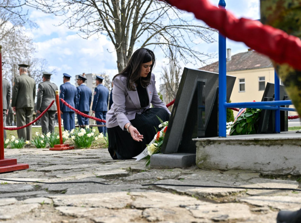 Dina Vučinić položila venac na Spomen obeležje u kasarni "Jugovićevo"
