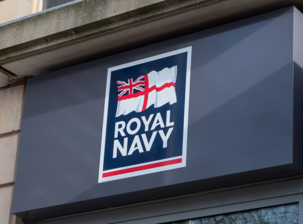 Pripadnica britanske mornarice optužena za seksualno zlostavljanje četvoro kolega