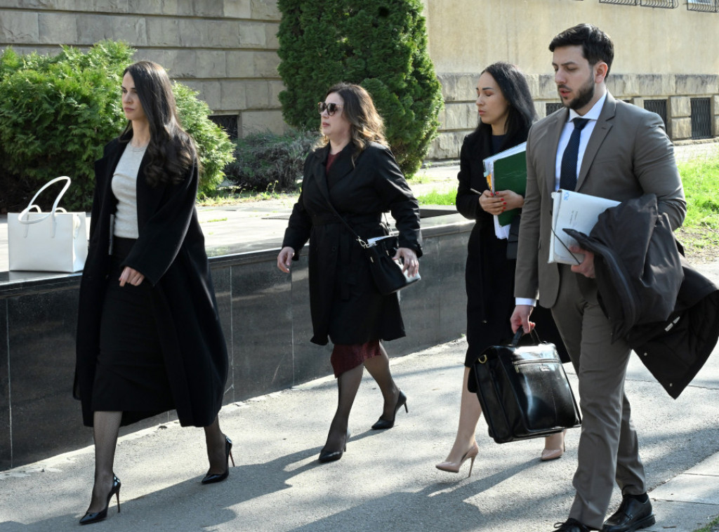 Miljana Kecmanović stigla u sud, prethodno dovezen njen sin