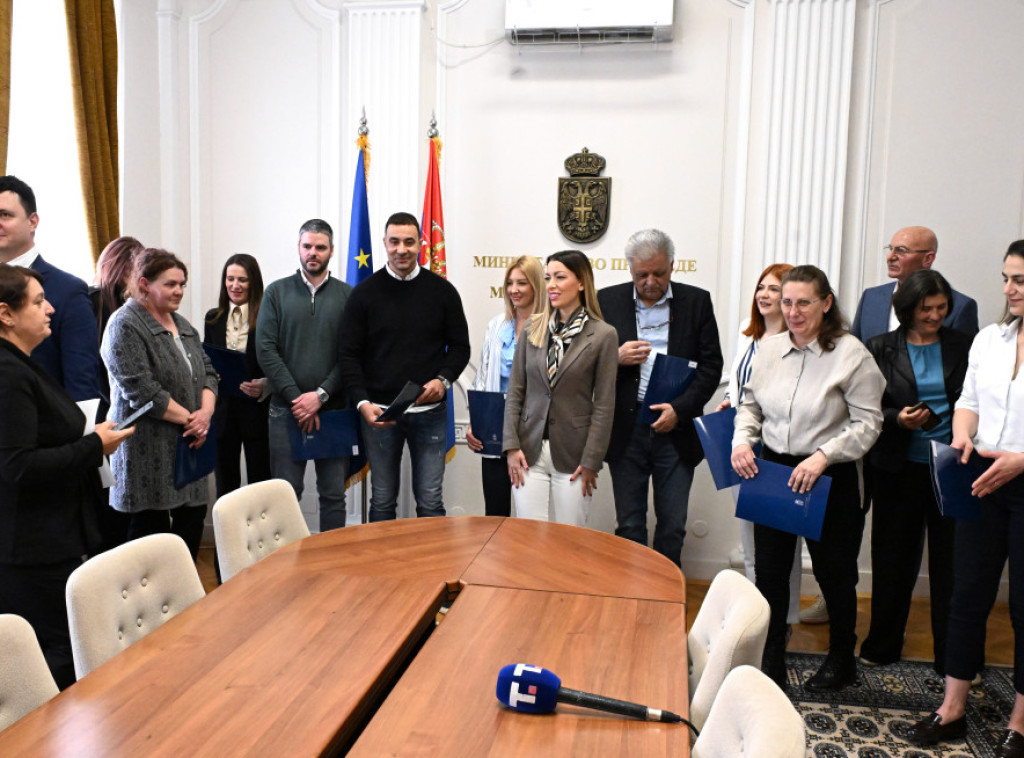 Adrijana Mesarović uručila 12 rešenja o bespovratnim sredstvima privrednicima