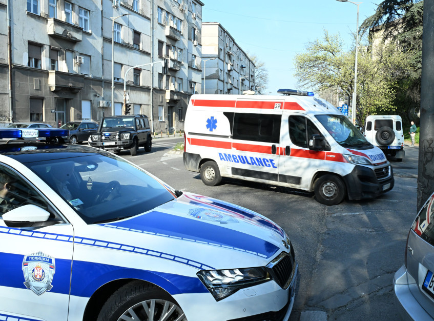 U stanu na Čukarici izboden muškarac, Hitna pomoć i policija na licu mesta