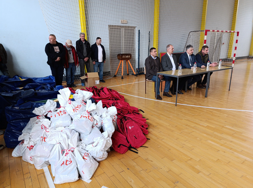 Vladimir Lučić u Rudnoj Glavi: U Osnovnoj školi "Branko Perić" postavljena bazna stanica, doniramo i atletsku stazu