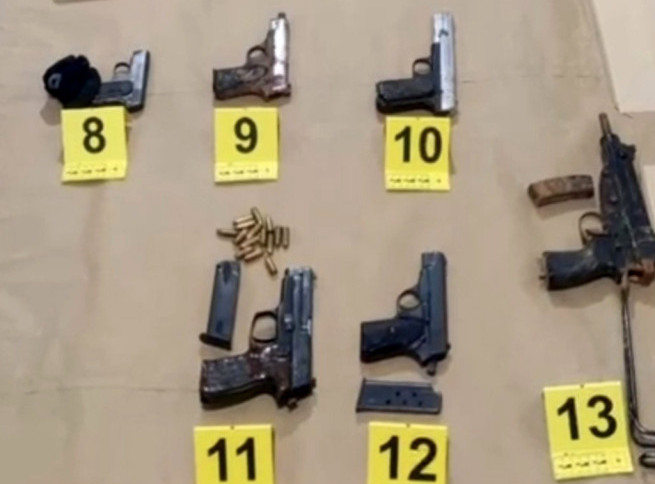 U garaži u Novom Sadu policija zaplenila narkotike, pet pištolja, mine, bombu i municiju