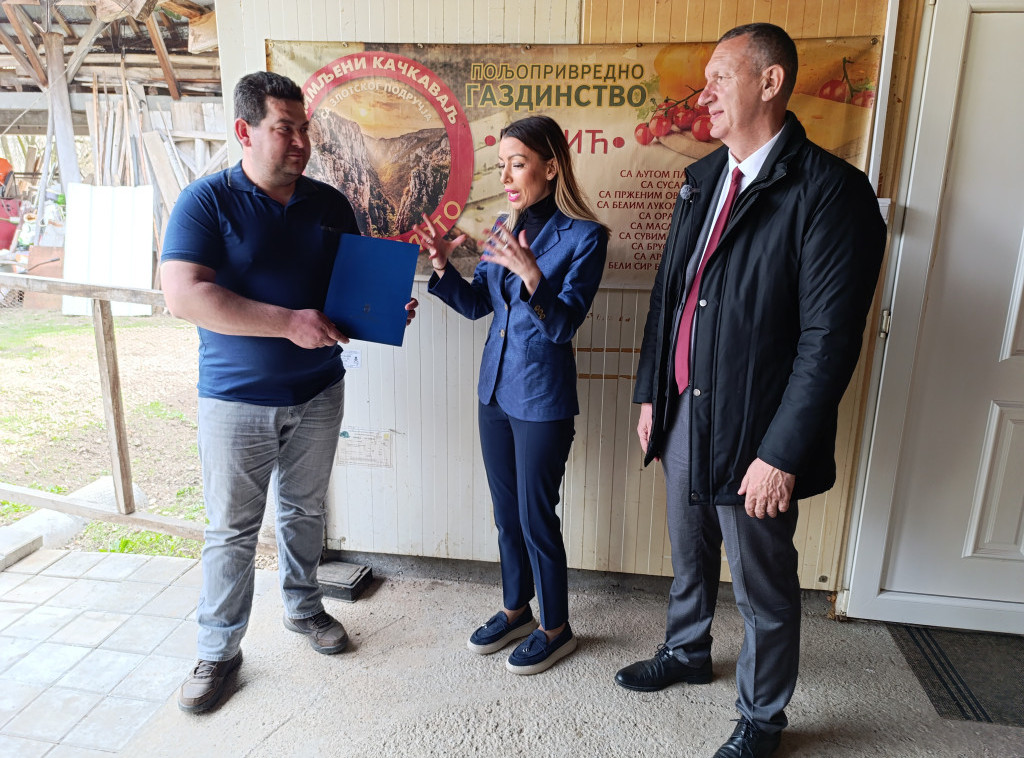 Mesarović u Boru uručila rešenja o bespovratnim sredstvima seoskim privrednicima