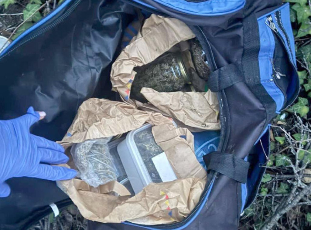 Kragujevačka policija zaplenila različite narkotike i oružje, uhapšen vlasnik kuće