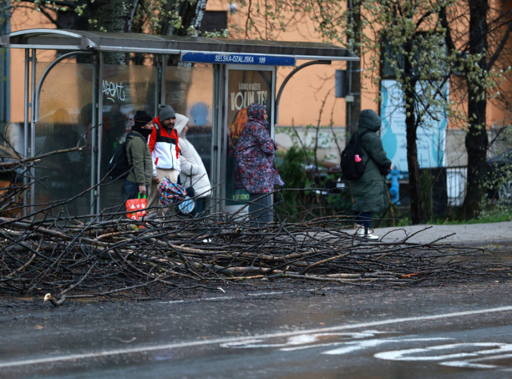 Nevreme u Zagrebu: crveni alarm, vetar obara stabla; Iskliznuće voza kod Bjelovaru