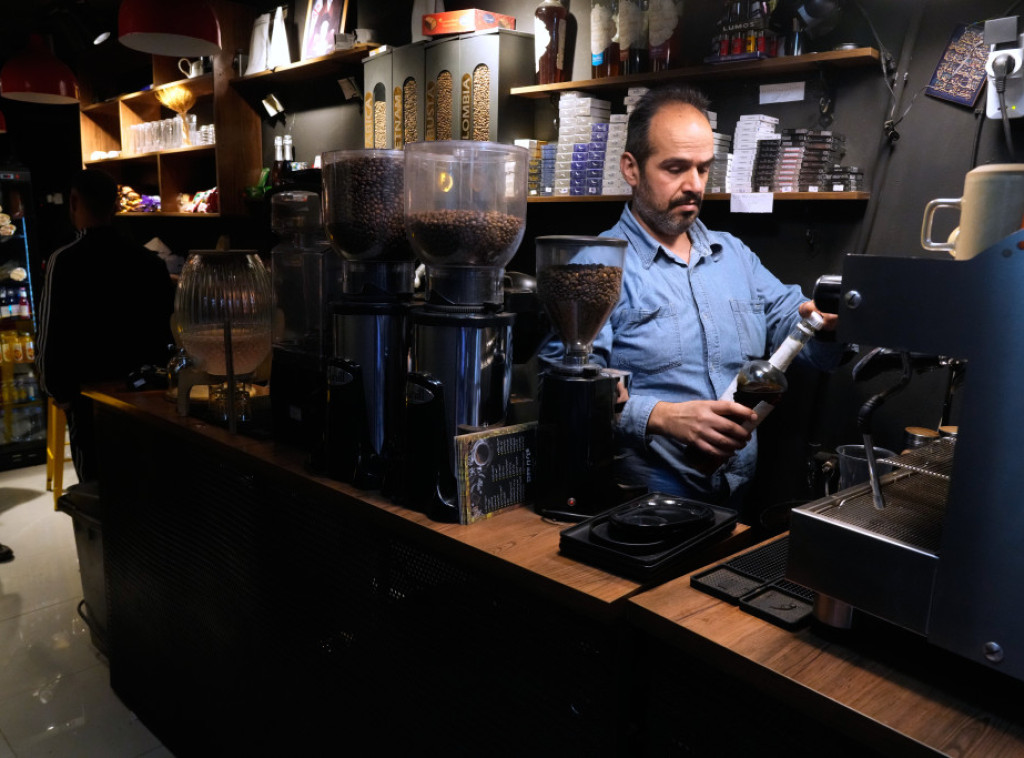 Iran zatvorio lanac kafića zbog spornog dizajna šolja, "aluzije na ubistvo Hamneija"