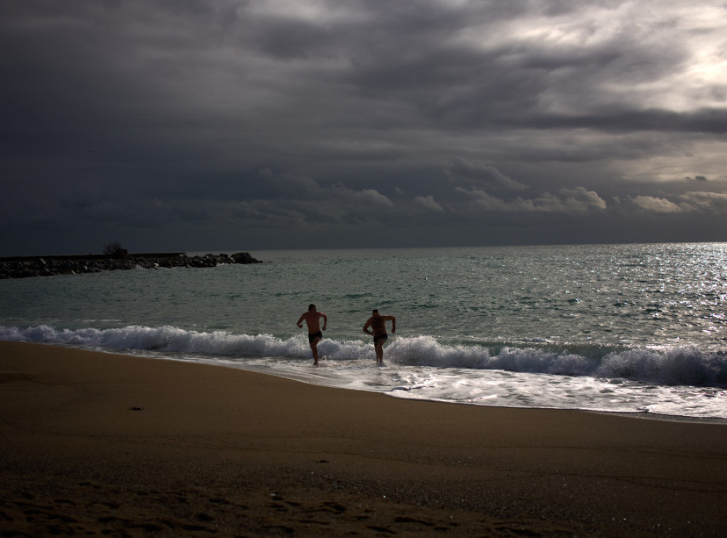 Crveni alarm u Kataloniji, vetar ruši krovove, šestoro povređeno, zatvoreni putevi
