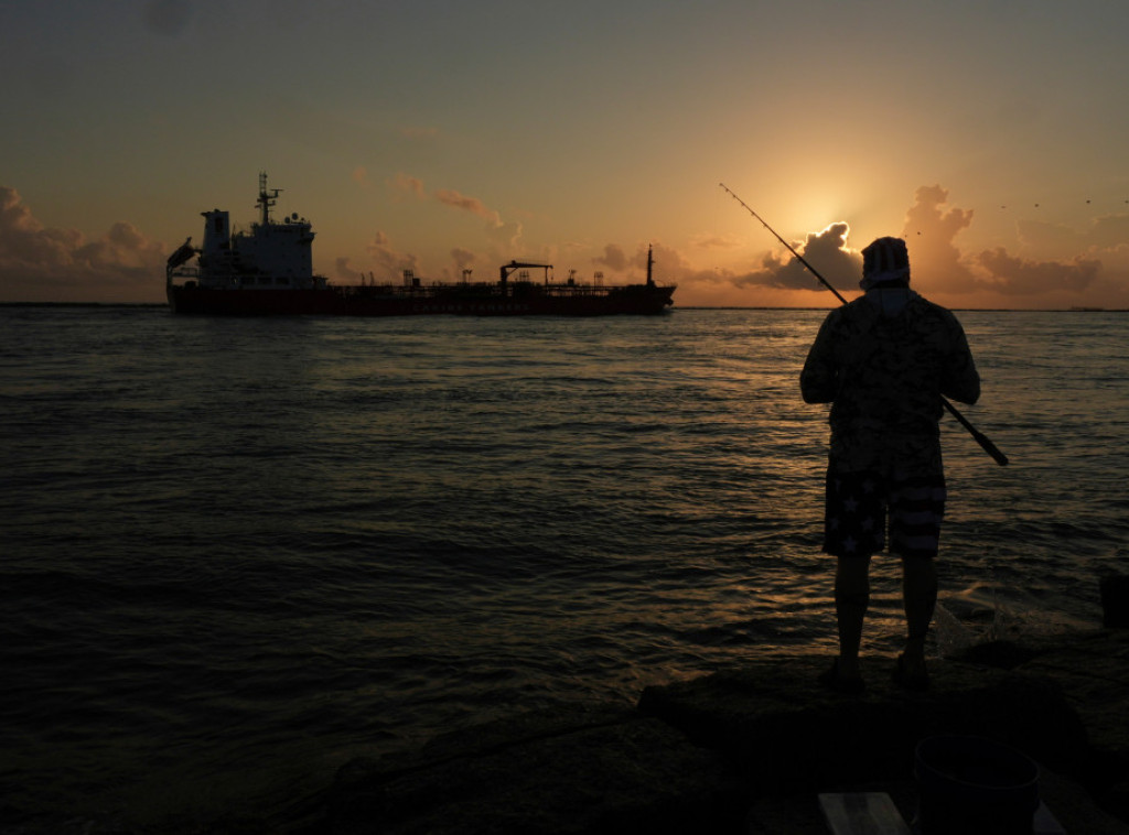 Njujork tajms: SAD dozvolile ruskom tankeru sa naftom da stigne na Kubu
