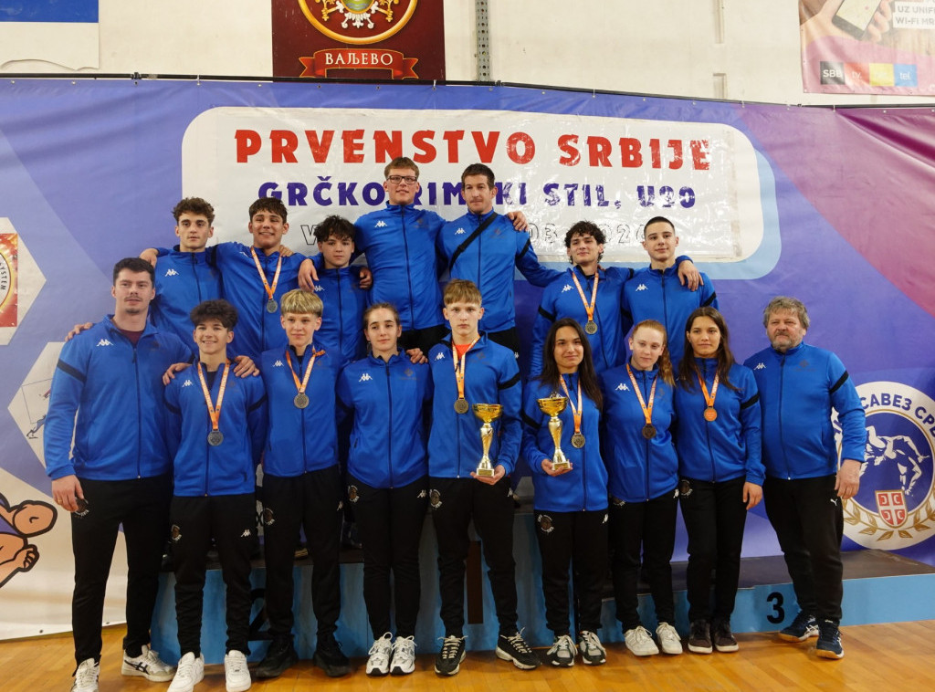 Rvački klub Senta osvojio titulu juniorskog šampiona Srbije u obe konkurencije