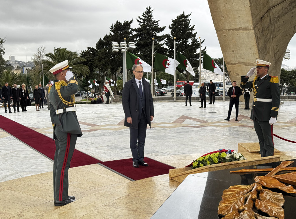 Đuro Macut položio je venac na Spomenik mučenicima posvećen Alžirskom ratu za oslobođenje