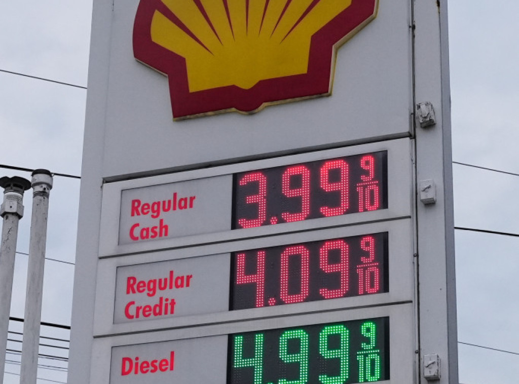 Cena benzina u SAD-u premašila četiri dolara za galon, prvi put od avgusta 2022. godine