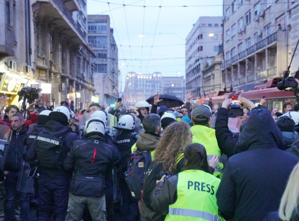 Incidenti ispred Rektorata, učesnici protesta nasrnuli na policiju